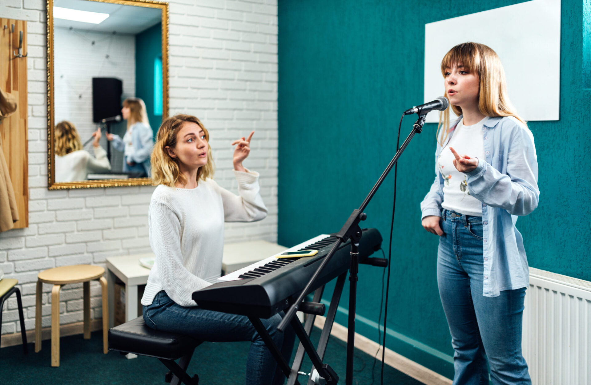 un cours de chant entre une jeune fille et un professeur